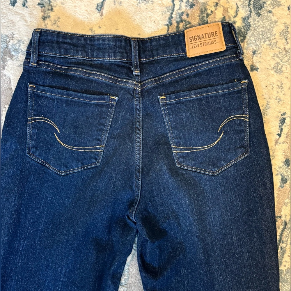 Levi’s Signature Mid-rise Straight Leg Jeans, size 2. - Picture 6 of 8